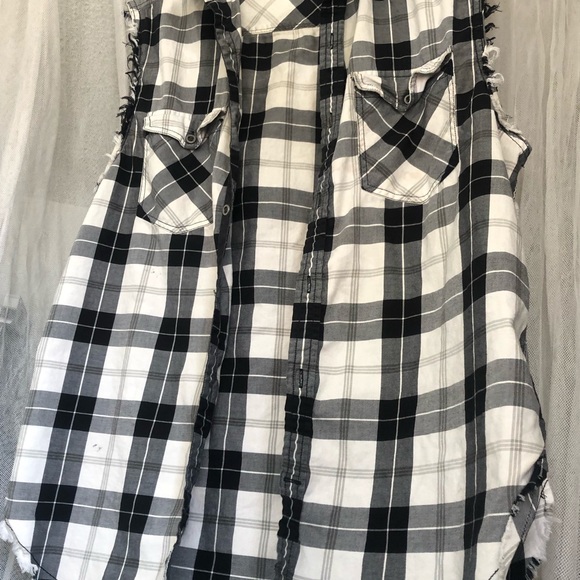 🌞 Guess sleeveless distressed muscle shirt button up collar pockets plaid S - Picture 3 of 16